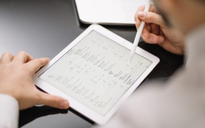 Bewerber prüft passende Jobangebote